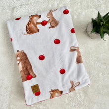 Charger l'image dans la galerie, Couverture en minky - Amis aux pommes