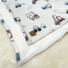 Charger l'image dans la galerie, Doudou douceur - Camion bleu et café