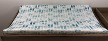 Charger l'image dans la galerie, Couvre lange - Chevron aquarelle bleu
