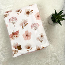 Charger l'image dans la galerie, Couverture en minky/fourrure - Floral blush