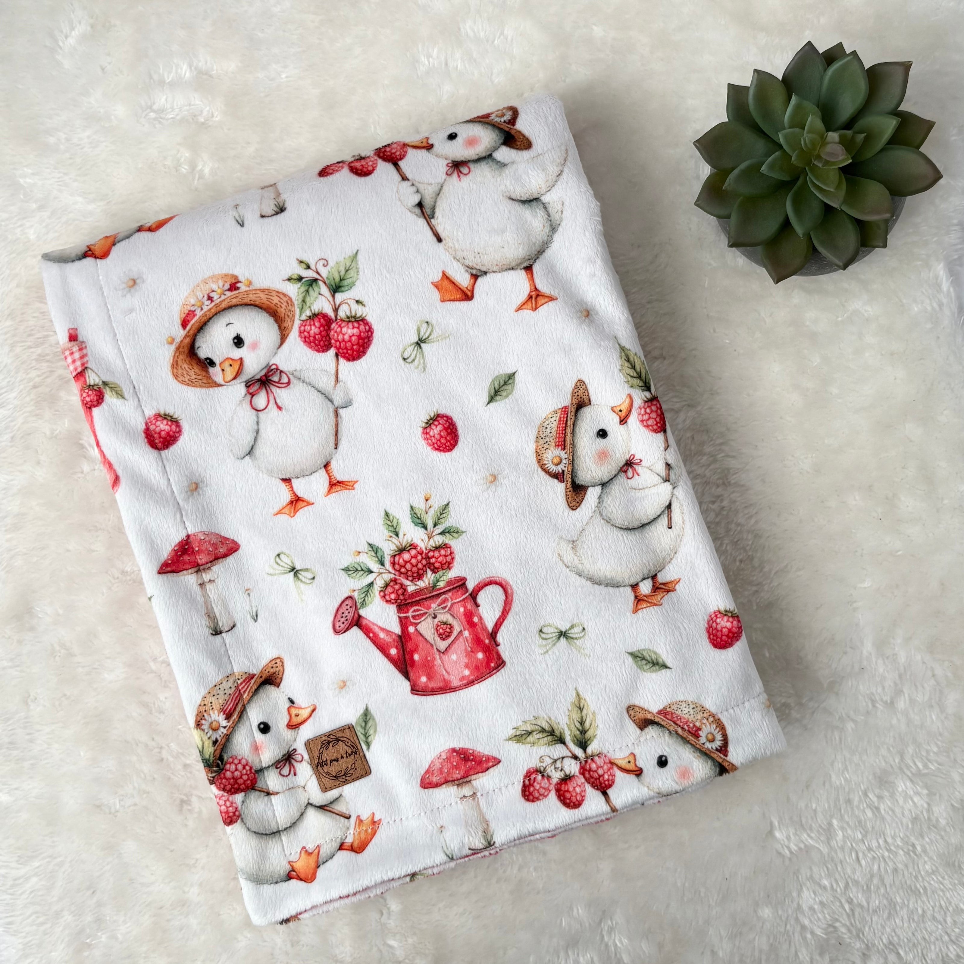 Couverture en minky - Framboises et plumes