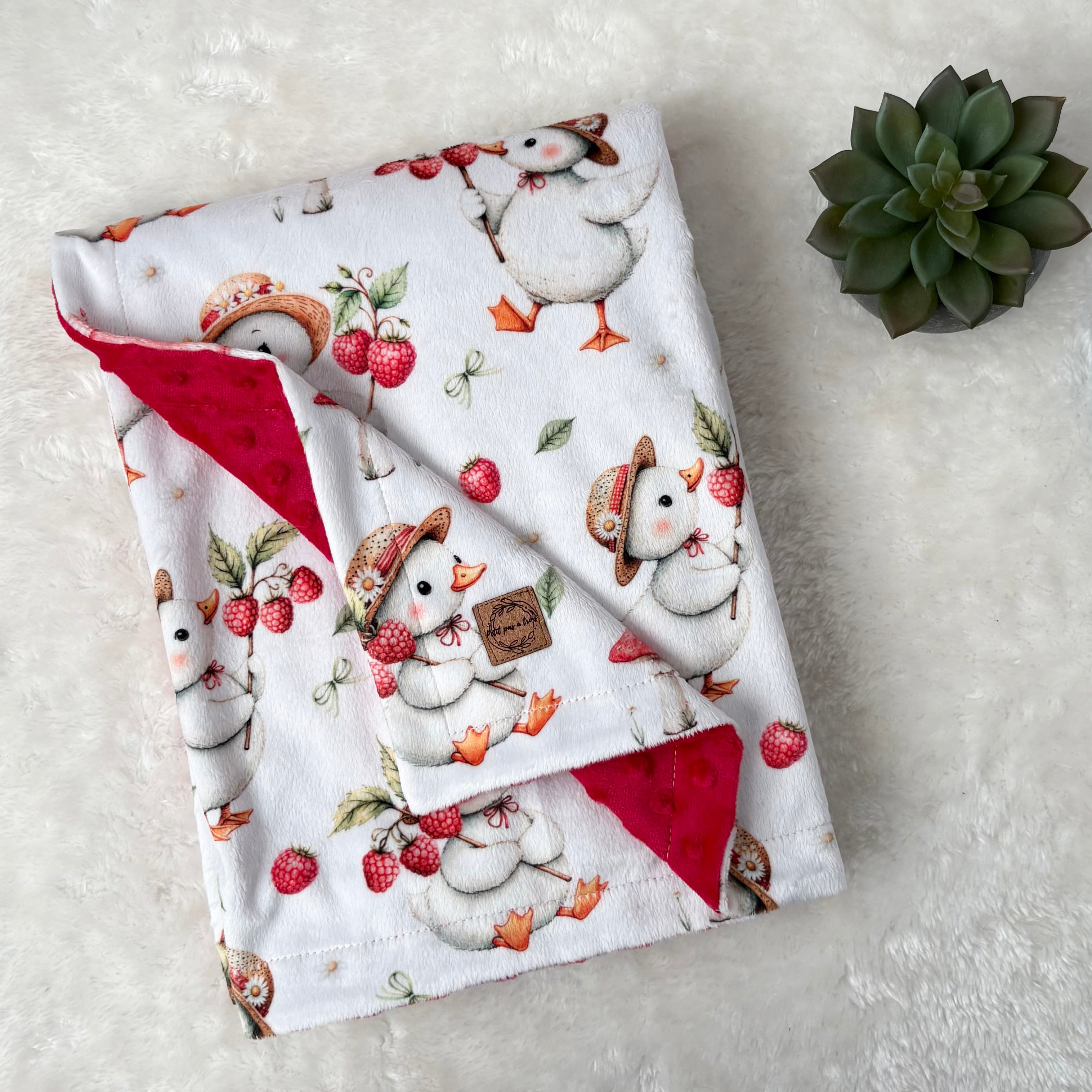 Couverture en minky - Framboises et plumes