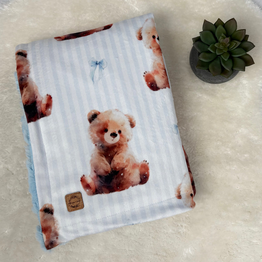 Couverture en minky/fourrure - Petit ours et boucle bleu