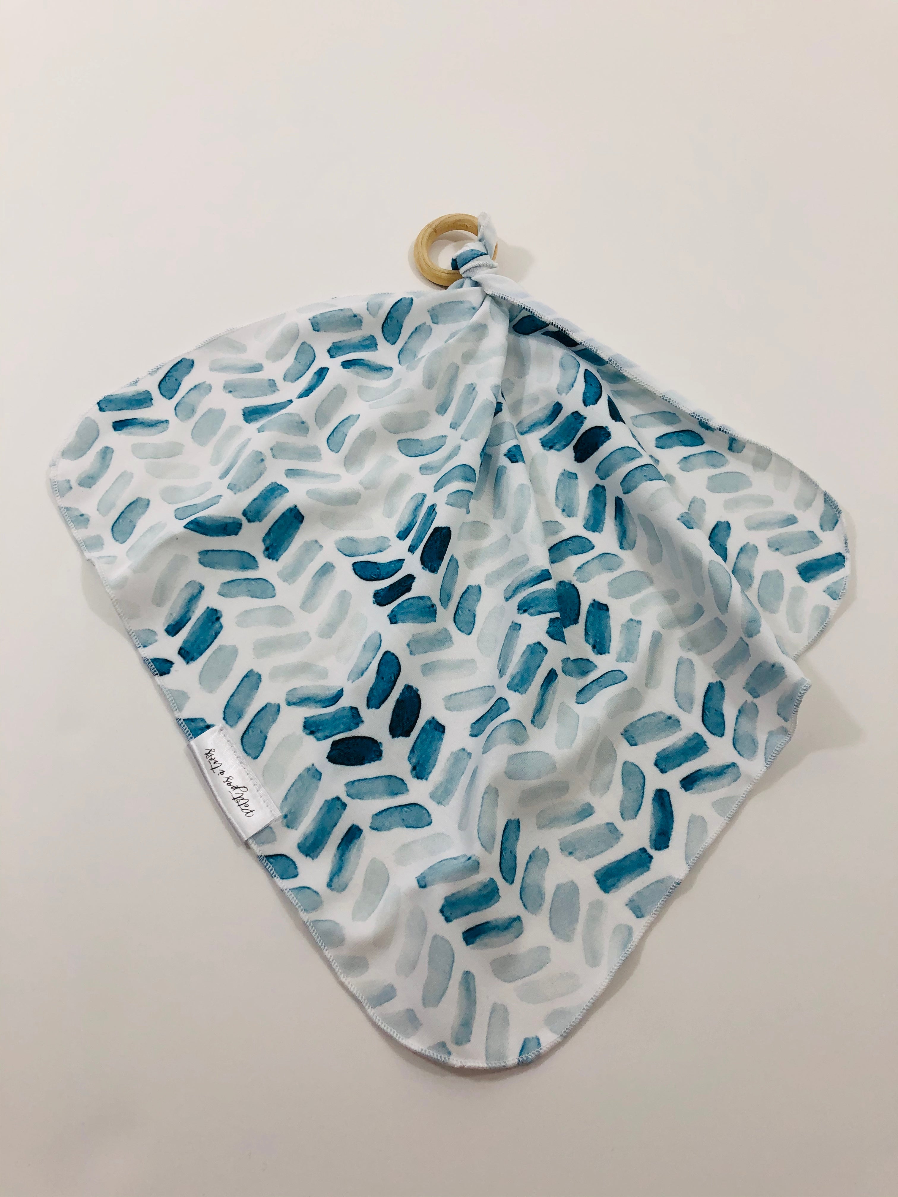 Doudou hochet - Chevron aquarelle bleu