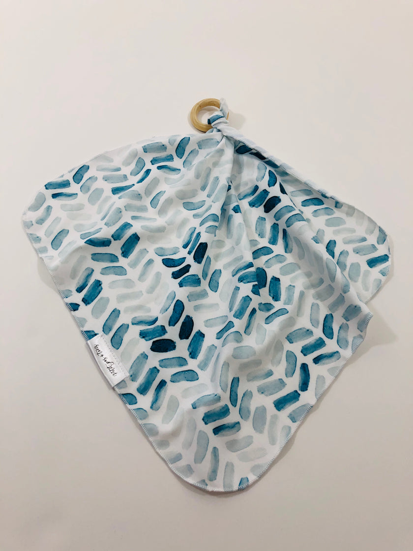 Doudou hochet - Chevron aquarelle bleu