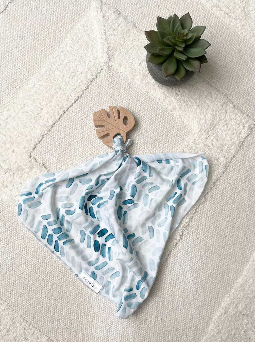 Doudou de dentition en coton organique - Chevron aquarelle bleu